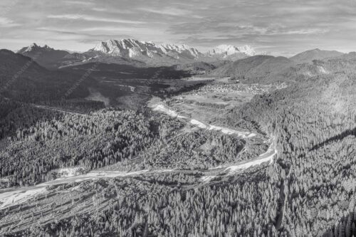 Blick über die Isar, Wallgau und Krün zum Wettersteingebirge - Das Obere Isartal 3:2 sw -- Isar mit Wallgau Krün und Wetterstein - mehr Infos bei www.Kriner-Weiermann.de