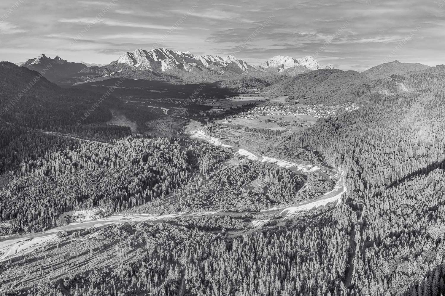 Blick über die Isar, Wallgau und Krün zum Wettersteingebirge - Das Obere Isartal 3:2 sw -- Isar mit Wallgau Krün und Wetterstein - mehr Infos bei www.Kriner-Weiermann.de