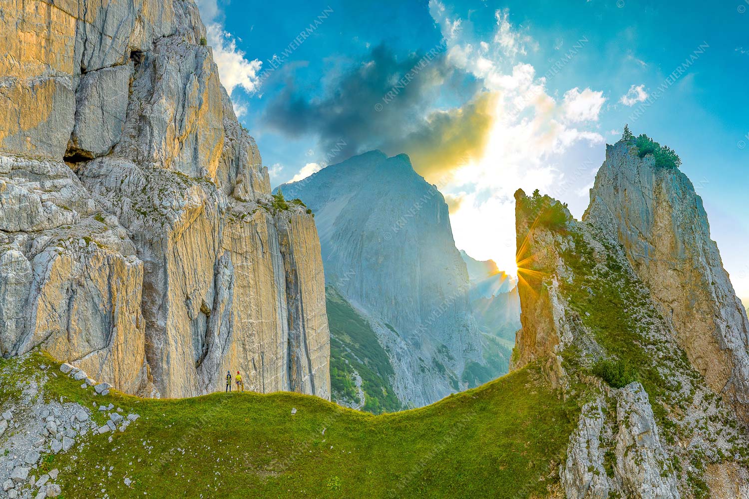 Kletterer vor den Schnitlwänden im Karwendelgebirge - Demut 3:2  -- Klettern Schnitlwand im Karwendelgebirge - mehr Infos bei www.Kriner-Weiermann.de