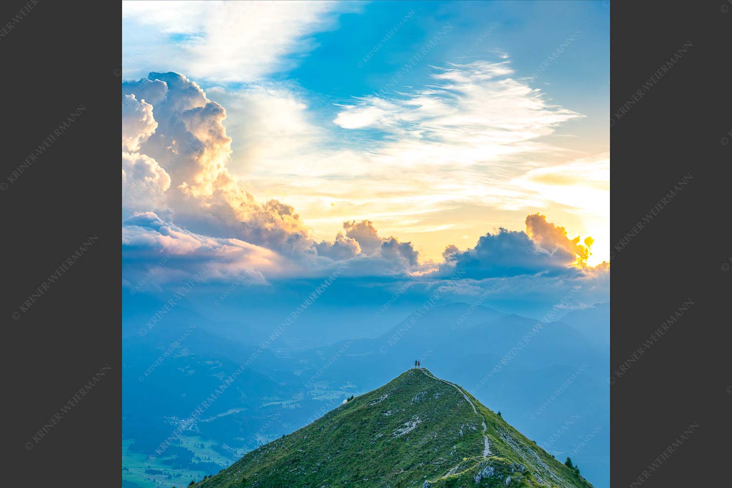 Bergsteiger blicken vom Seinskopf in den Sonnenuntergang im Estergebirge - Denkwürdig 1:1  -- Bergwanderung Seinskopf - mehr Infos bei www.Kriner-Weiermann.de