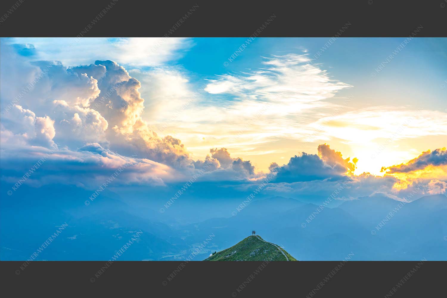 Bergsteiger blicken vom Seinskopf in den Sonnenuntergang im Estergebirge - Denkwürdig 2:1  -- Bergwanderung Seinskopf - mehr Infos bei www.Kriner-Weiermann.de