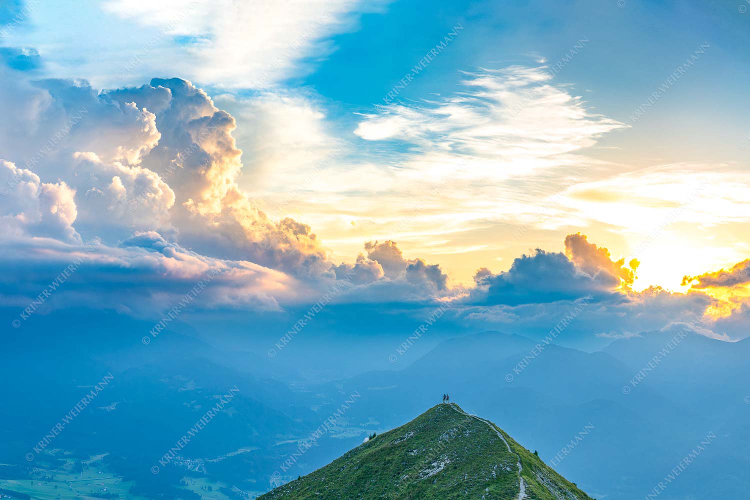 Bergsteiger blicken vom Seinskopf in den Sonnenuntergang im Estergebirge - Denkwürdig 3:2  -- Bergwanderung Seinskopf - mehr Infos bei www.Kriner-Weiermann.de