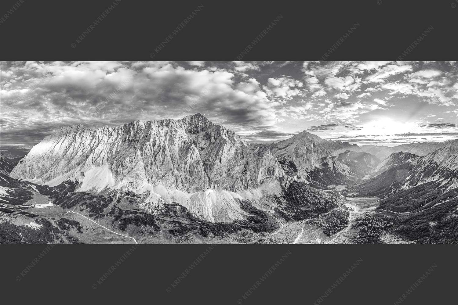 Die Sonne scheint noch kurz entlang des Hallerangers in die Nordwand der Speckkarspitze - Der Abschiedskuss 2,5:1 sw -- Speckkarspitze im Karwendel - mehr Infos bei www.Kriner-Weiermann.de