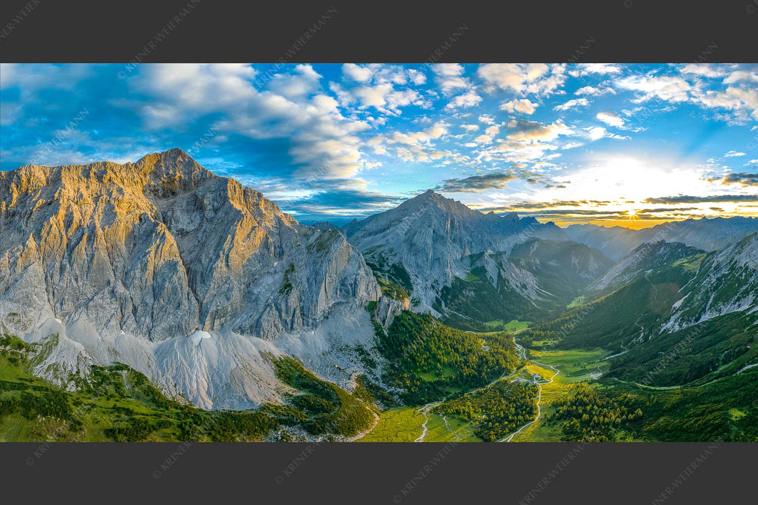 Die Sonne scheint noch kurz entlang des Hallerangers in die Nordwand der Speckkarspitze - Der Abschiedskuss 2:1  -- Speckkarspitze im Karwendel - mehr Infos bei www.Kriner-Weiermann.de