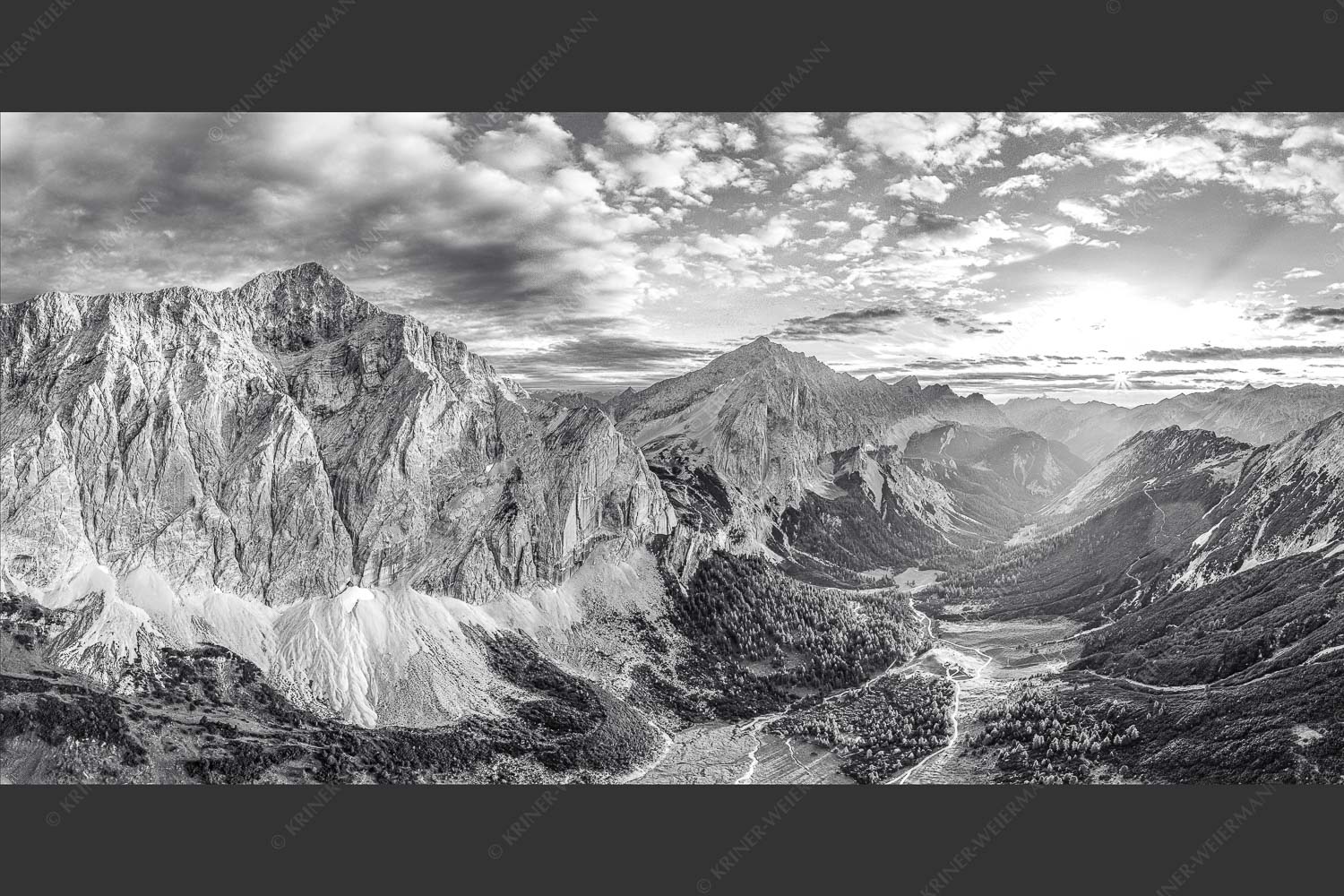 Die Sonne scheint noch kurz entlang des Hallerangers in die Nordwand der Speckkarspitze - Der Abschiedskuss 2:1 sw -- Speckkarspitze im Karwendel - mehr Infos bei www.Kriner-Weiermann.de