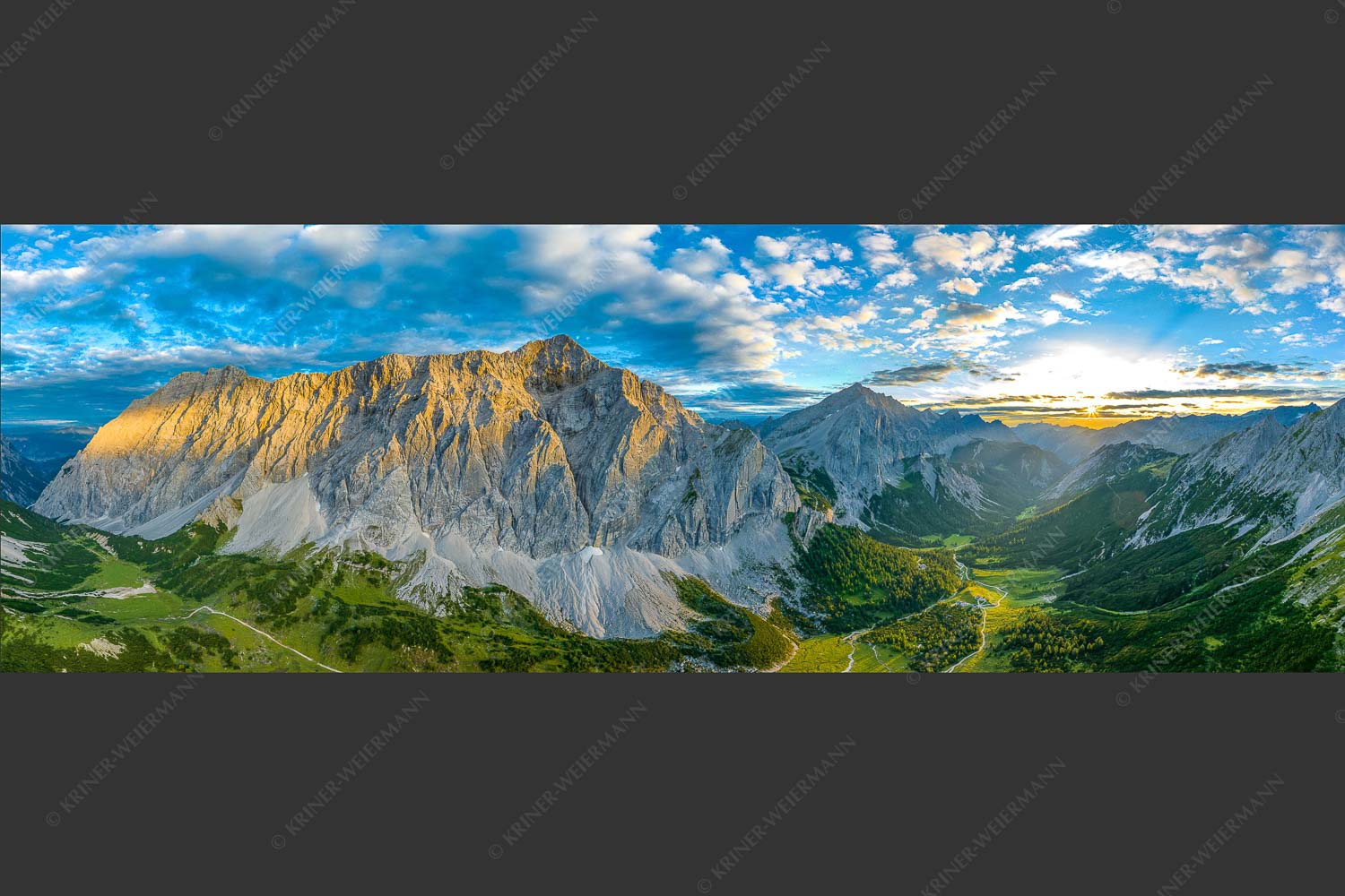 Die Sonne scheint noch kurz entlang des Hallerangers in die Nordwand der Speckkarspitze - Der Abschiedskuss 3:1  -- Speckkarspitze im Karwendel - mehr Infos bei www.Kriner-Weiermann.de