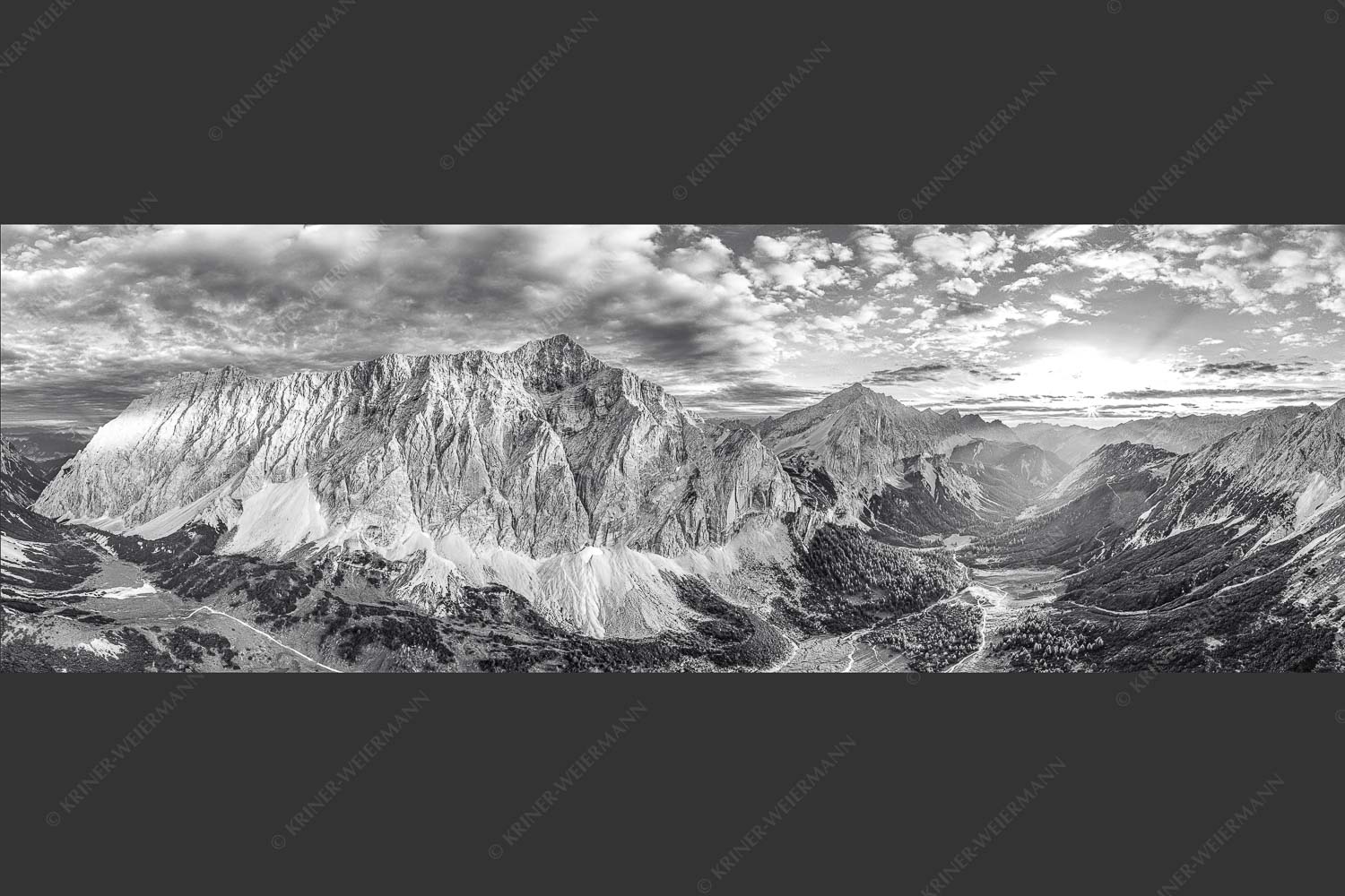 Die Sonne scheint noch kurz entlang des Hallerangers in die Nordwand der Speckkarspitze - Der Abschiedskuss 3:1 sw -- Speckkarspitze im Karwendel - mehr Infos bei www.Kriner-Weiermann.de
