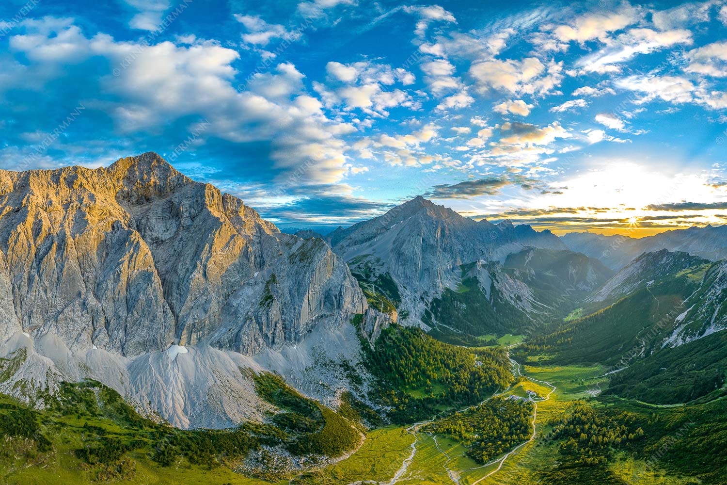 Die Sonne scheint noch kurz entlang des Hallerangers in die Nordwand der Speckkarspitze - Der Abschiedskuss 3:2  -- Speckkarspitze im Karwendel - mehr Infos bei www.Kriner-Weiermann.de