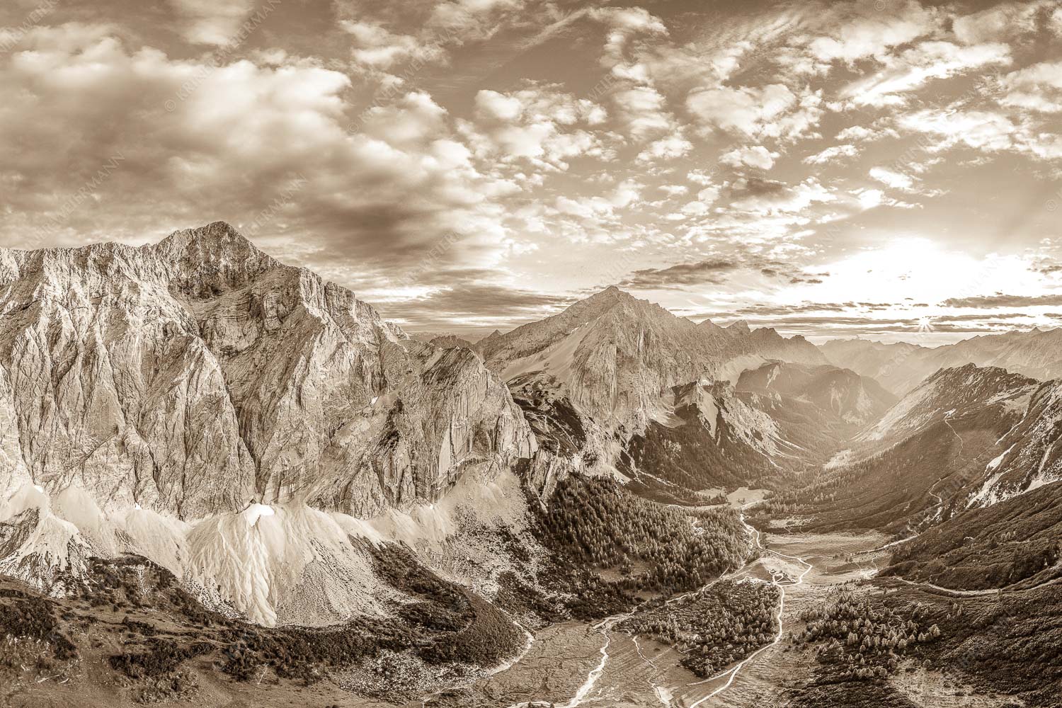 Die Sonne scheint noch kurz entlang des Hallerangers in die Nordwand der Speckkarspitze - Der Abschiedskuss 3:2 sepia -- Speckkarspitze im Karwendel - mehr Infos bei www.Kriner-Weiermann.de