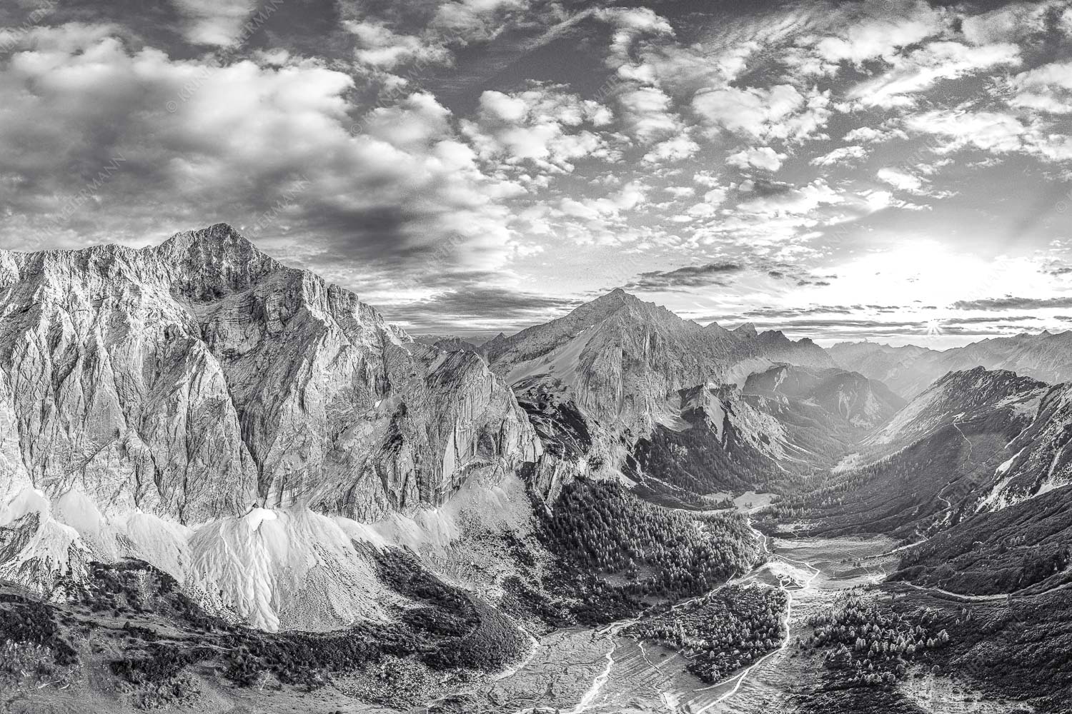 Die Sonne scheint noch kurz entlang des Hallerangers in die Nordwand der Speckkarspitze - Der Abschiedskuss 3:2 sw -- Speckkarspitze im Karwendel - mehr Infos bei www.Kriner-Weiermann.de