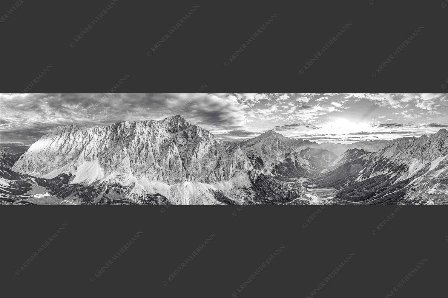 Die Sonne scheint noch kurz entlang des Hallerangers in die Nordwand der Speckkarspitze - Der Abschiedskuss 4:1 sw -- Speckkarspitze im Karwendel - mehr Infos bei www.Kriner-Weiermann.de