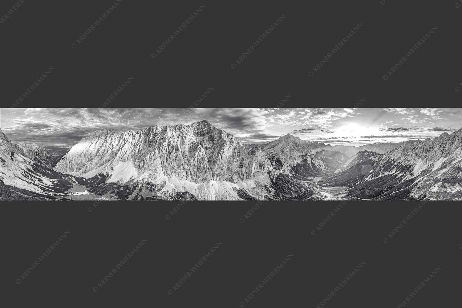Die Sonne scheint noch kurz entlang des Hallerangers in die Nordwand der Speckkarspitze - Der Abschiedskuss 5:1 sw -- Speckkarspitze im Karwendel - mehr Infos bei www.Kriner-Weiermann.de