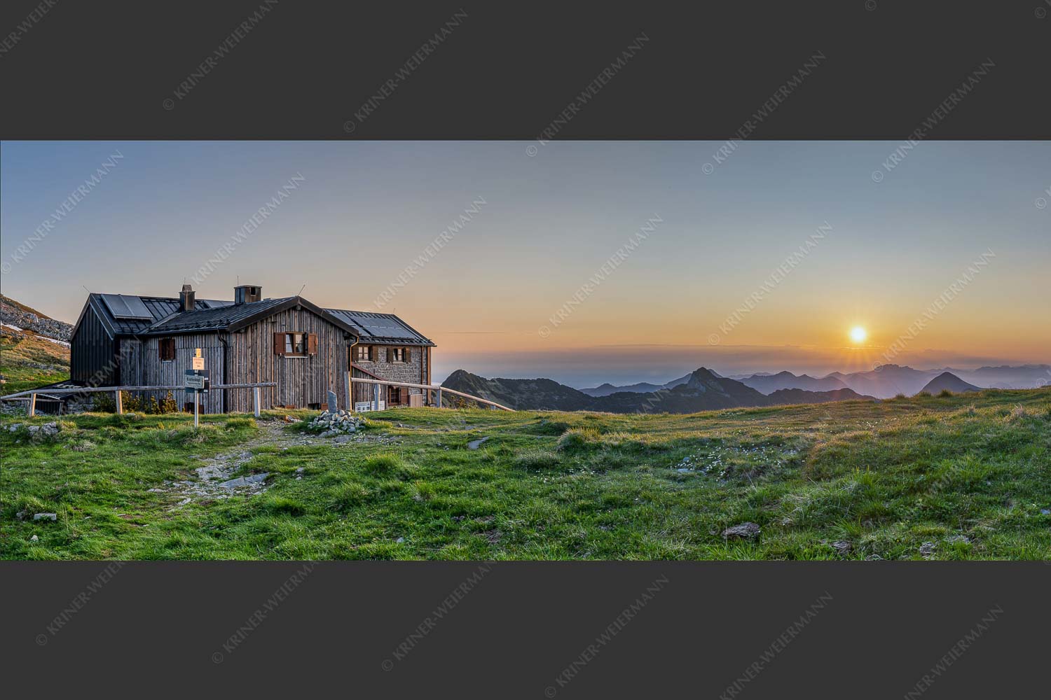 Den ganzen Sommer über kann man den Sonnenaufgang von der Weilheimer Hütte genießen - Der beste Platz 2,5:1 -- Weilheimer Hütte - mehr Infos bei www.Kriner-Weiermann.de