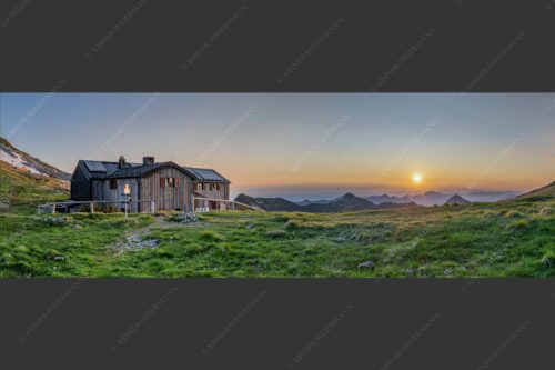 Den ganzen Sommer über kann man den Sonnenaufgang von der Weilheimer Hütte genießen - Der beste Platz 3:1  -- Weilheimer Hütte - mehr Infos bei www.Kriner-Weiermann.de
