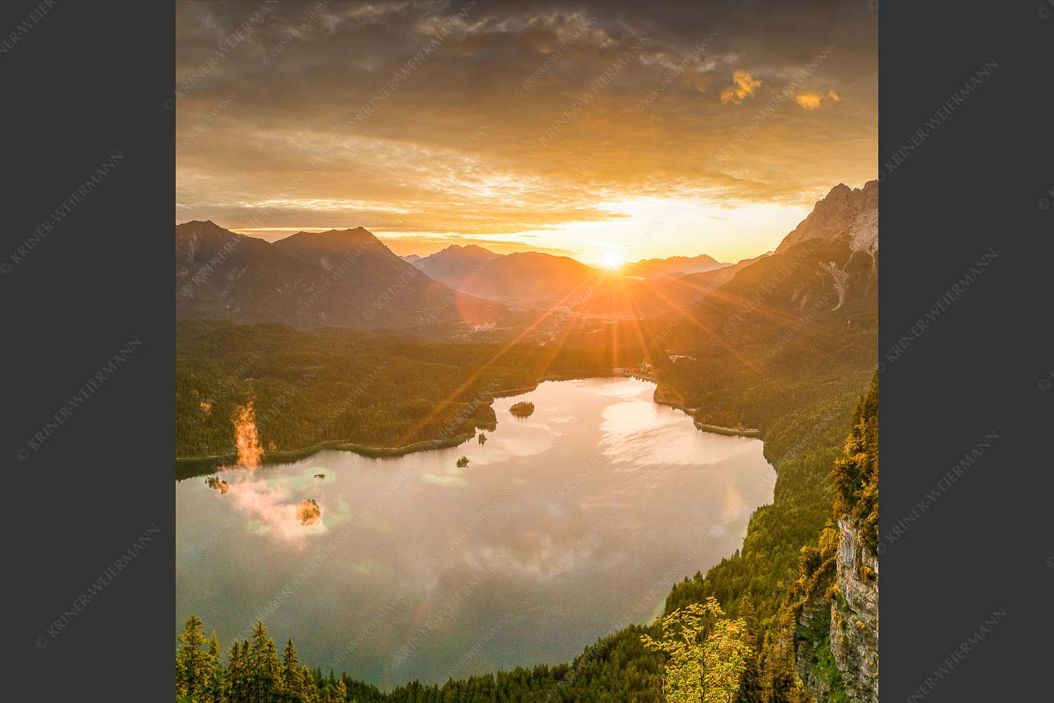 Blick über den Eibsee in den Sonnenaufgang im Estergebirge - Der Eibseeblick 1:1 -- Eibsee mit Loisachtal - mehr Infos bei www.Kriner-Weiermann.de