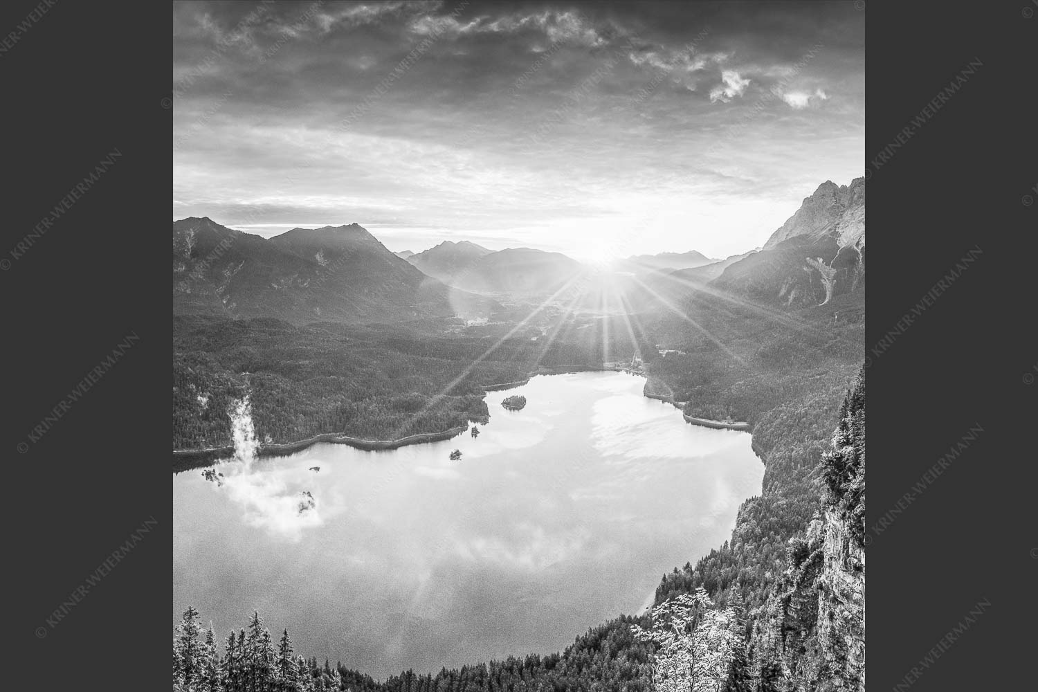 Blick über den Eibsee in den Sonnenaufgang im Estergebirge - Der Eibseeblick 1:1 sw -- Eibsee mit Loisachtal - mehr Infos bei www.Kriner-Weiermann.de