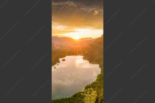 Blick über den Eibsee in den Sonnenaufgang im Estergebirge - Der Eibseeblick 1:2  -- Eibsee mit Loisachtal - mehr Infos bei www.Kriner-Weiermann.de