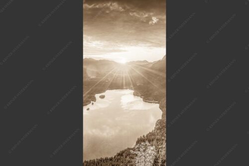 Blick über den Eibsee in den Sonnenaufgang im Estergebirge - Der Eibseeblick 1:2 sepia -- Eibsee mit Loisachtal - mehr Infos bei www.Kriner-Weiermann.de