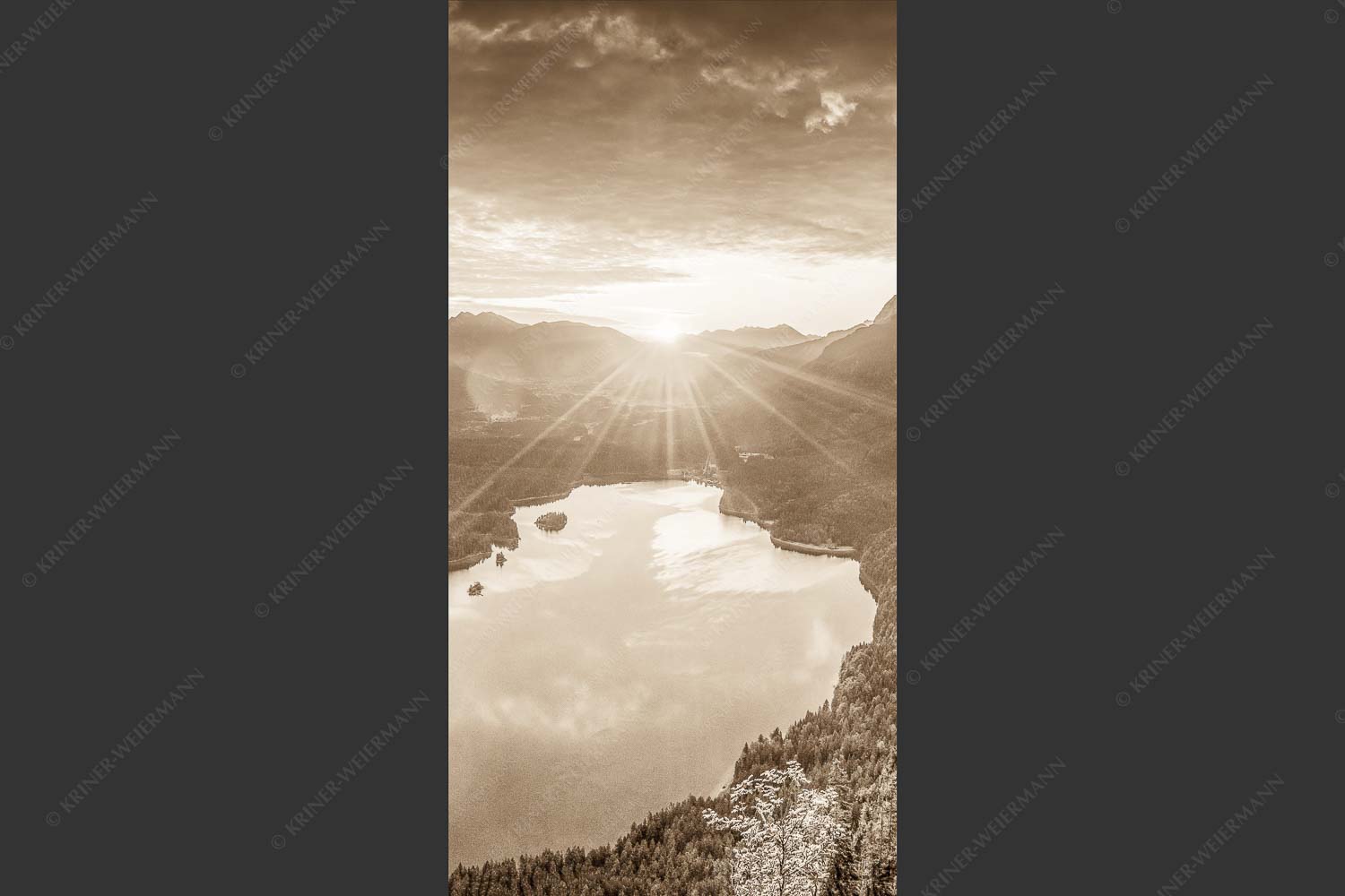 Blick über den Eibsee in den Sonnenaufgang im Estergebirge - Der Eibseeblick 1:2 sepia -- Eibsee mit Loisachtal - mehr Infos bei www.Kriner-Weiermann.de