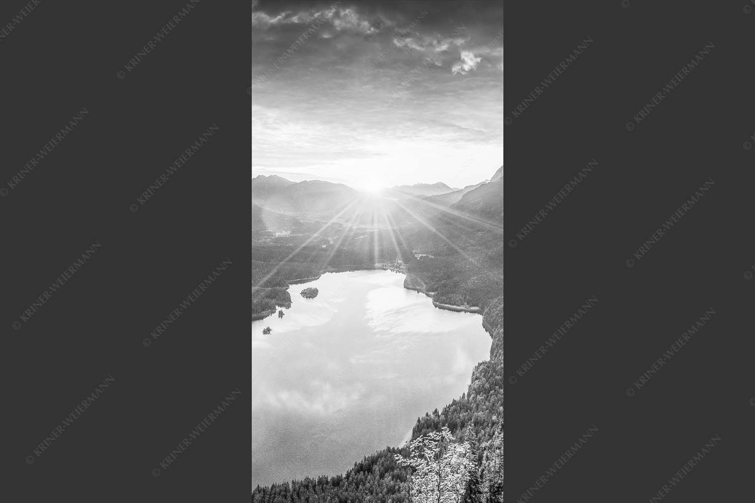 Blick über den Eibsee in den Sonnenaufgang im Estergebirge - Der Eibseeblick 1:2 sw -- Eibsee mit Loisachtal - mehr Infos bei www.Kriner-Weiermann.de