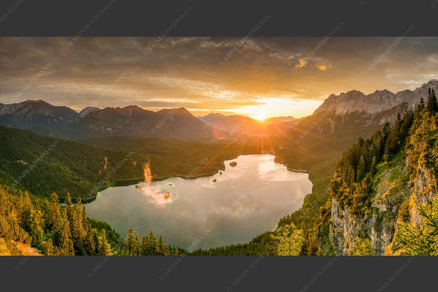 Blick über den Eibsee in den Sonnenaufgang im Estergebirge - Der Eibseeblick 2:1 -- Eibsee mit Loisachtal - mehr Infos bei www.Kriner-Weiermann.de