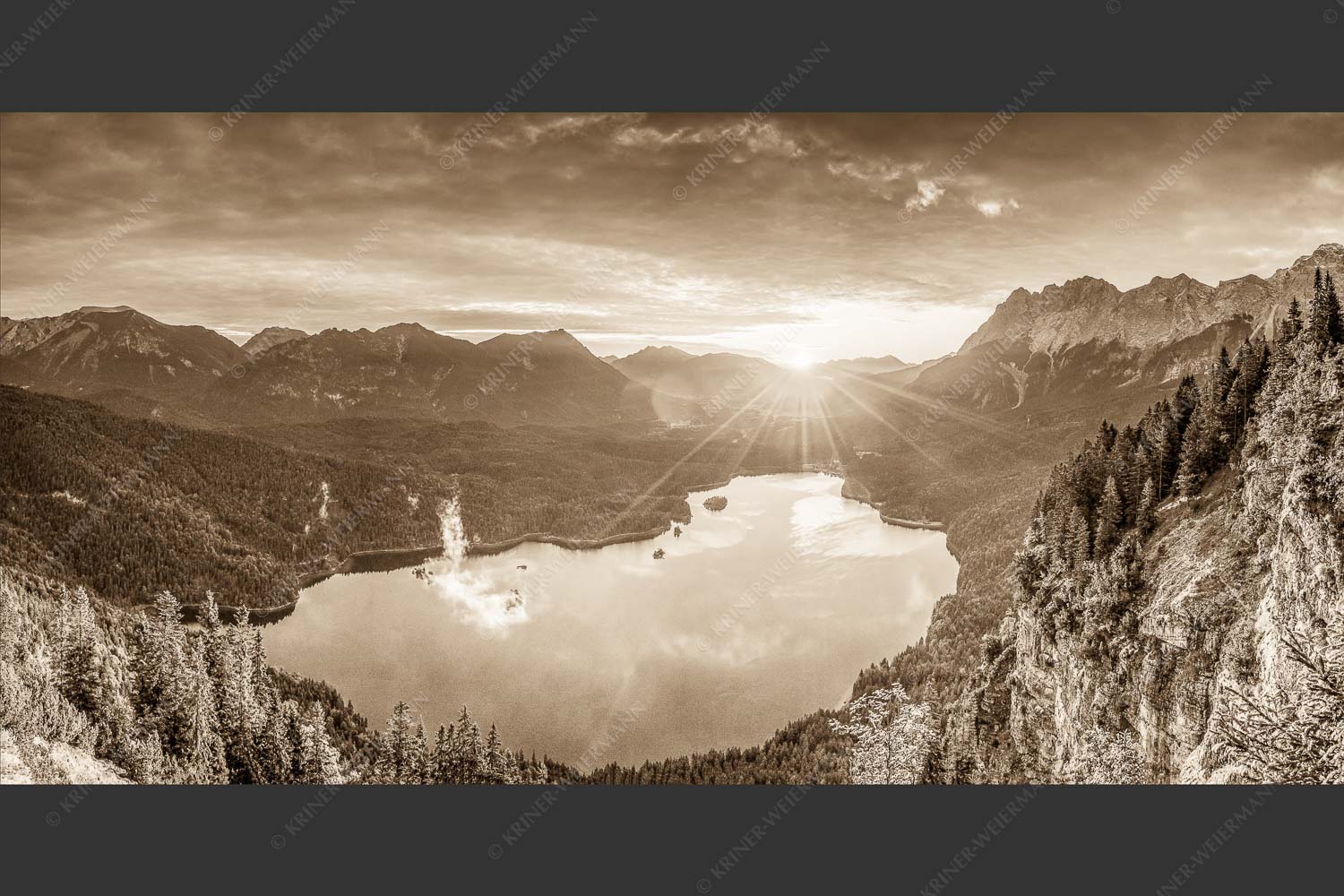 Blick über den Eibsee in den Sonnenaufgang im Estergebirge - Der Eibseeblick 2:1 sepia -- Eibsee mit Loisachtal - mehr Infos bei www.Kriner-Weiermann.de
