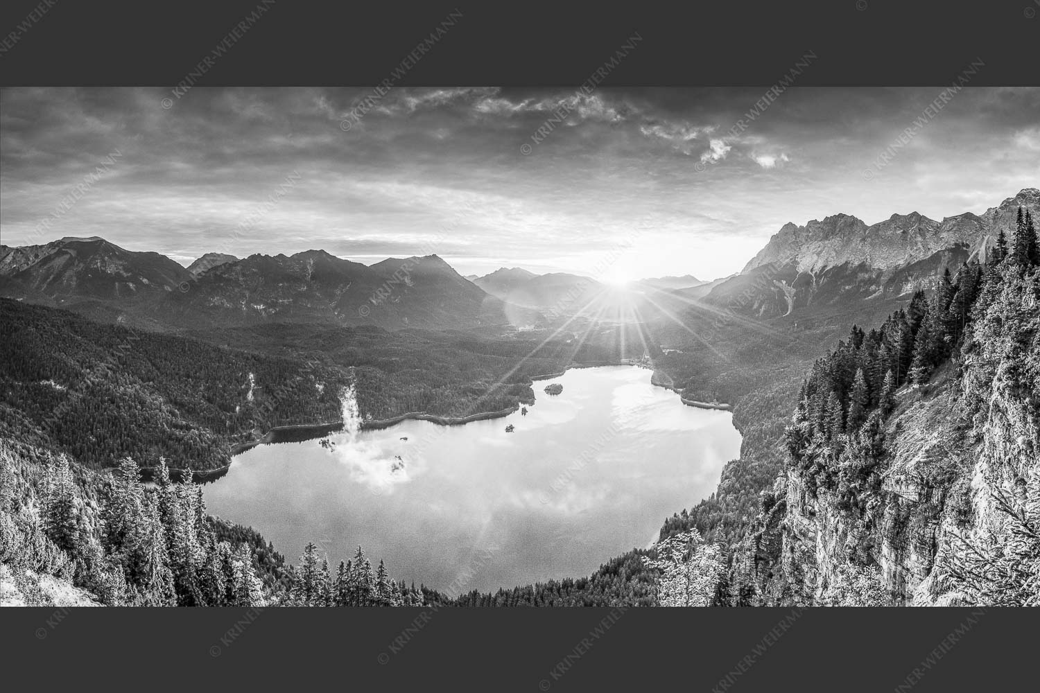 Blick über den Eibsee in den Sonnenaufgang im Estergebirge - Der Eibseeblick 2:1 sw -- Eibsee mit Loisachtal - mehr Infos bei www.Kriner-Weiermann.de
