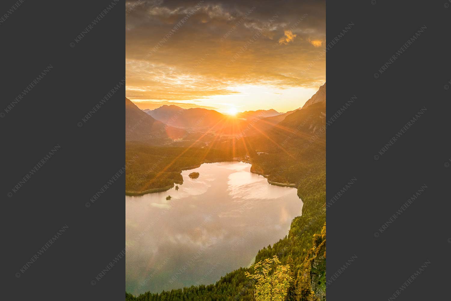 Blick über den Eibsee in den Sonnenaufgang im Estergebirge - Der Eibseeblick 2:3 -- Eibsee mit Loisachtal - mehr Infos bei www.Kriner-Weiermann.de