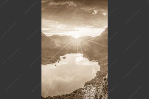 Blick über den Eibsee in den Sonnenaufgang im Estergebirge - Der Eibseeblick 2:3 sepia -- Eibsee mit Loisachtal - mehr Infos bei www.Kriner-Weiermann.de
