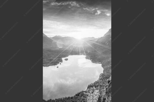 Blick über den Eibsee in den Sonnenaufgang im Estergebirge - Der Eibseeblick 2:3 sw -- Eibsee mit Loisachtal - mehr Infos bei www.Kriner-Weiermann.de