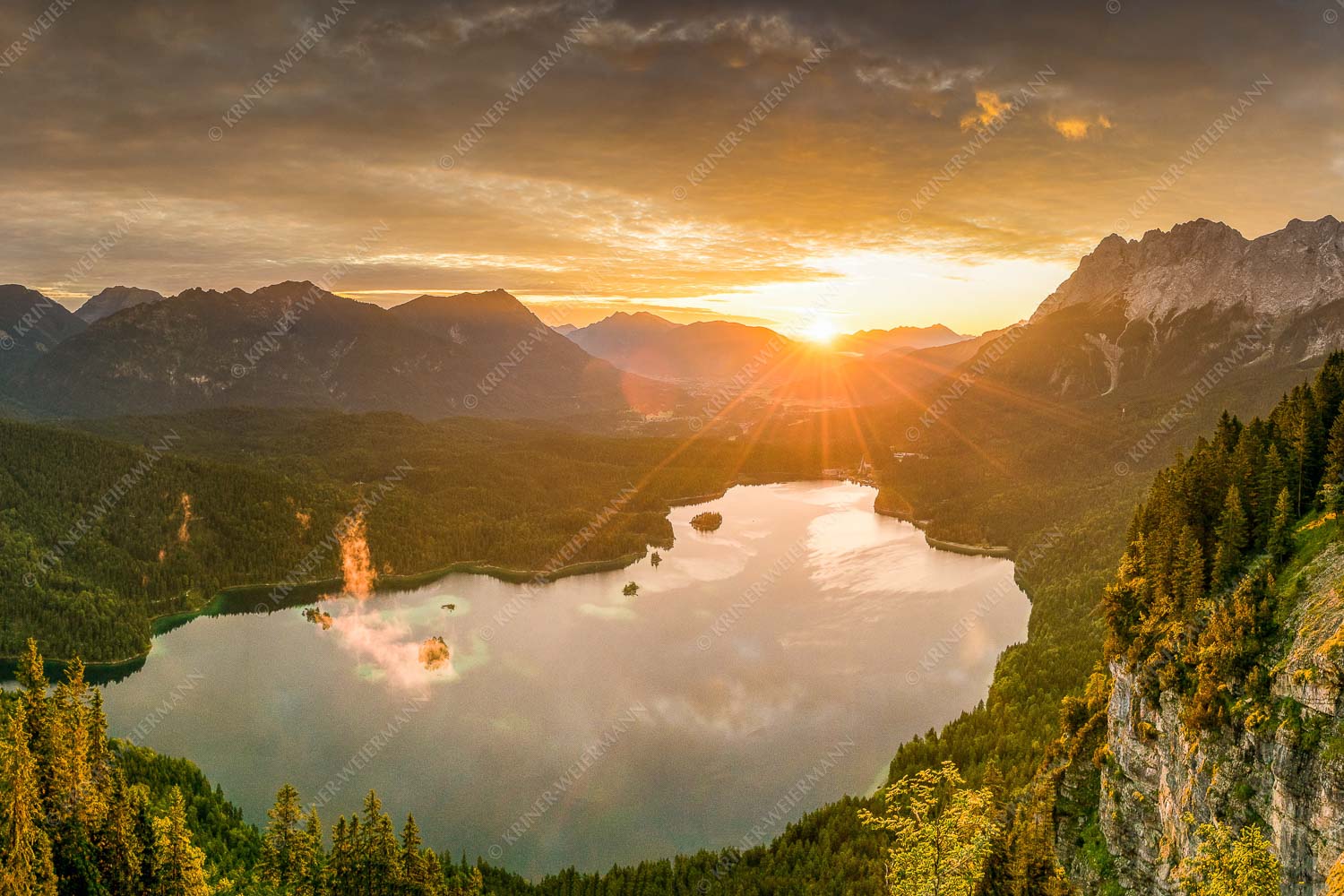 Blick über den Eibsee in den Sonnenaufgang im Estergebirge - Der Eibseeblick 3:2 -- Eibsee mit Loisachtal - mehr Infos bei www.Kriner-Weiermann.de