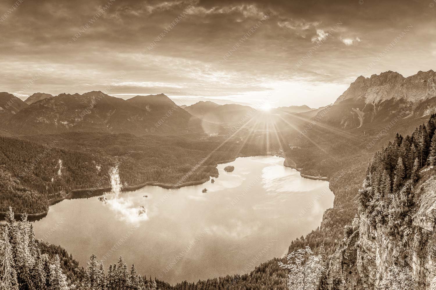 Blick über den Eibsee in den Sonnenaufgang im Estergebirge - Der Eibseeblick 3:2 sepia -- Eibsee mit Loisachtal - mehr Infos bei www.Kriner-Weiermann.de