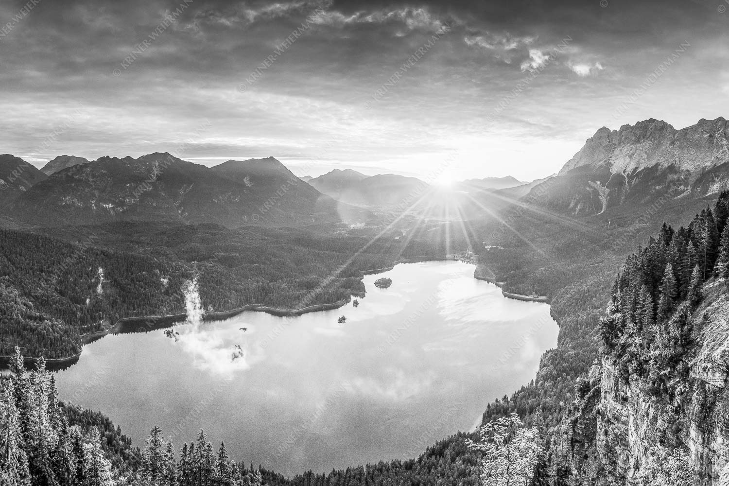Blick über den Eibsee in den Sonnenaufgang im Estergebirge - Der Eibseeblick 3:2 sw -- Eibsee mit Loisachtal - mehr Infos bei www.Kriner-Weiermann.de