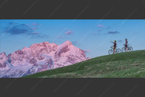 Morgentliche Stimmung am Eckbauer mit der noch verschneiten Alpspitze - Der frühe Vogel 2,5:1  -- Alpspitze im Morgenrot - mehr Infos bei www.Kriner-Weiermann.de