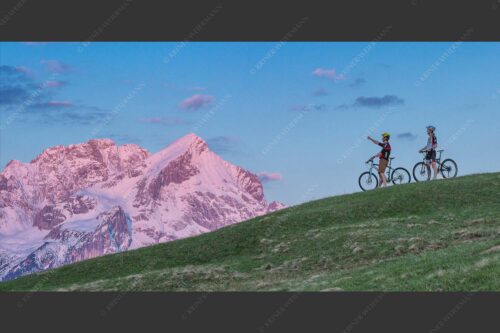 Morgentliche Stimmung am Eckbauer mit der noch verschneiten Alpspitze - Der frühe Vogel 2:1  -- Alpspitze im Morgenrot - mehr Infos bei www.Kriner-Weiermann.de
