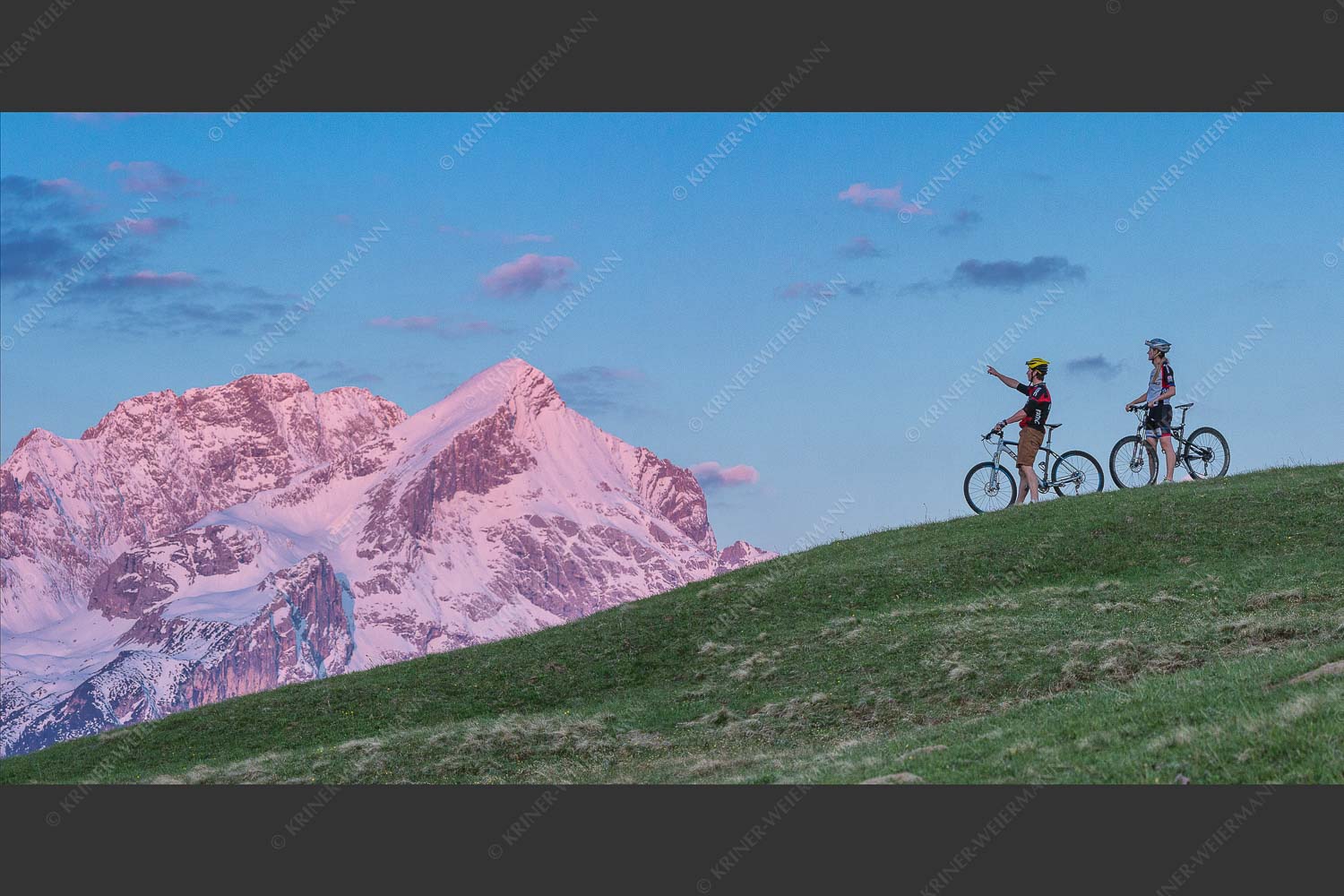 Morgentliche Stimmung am Eckbauer mit der noch verschneiten Alpspitze - Der frühe Vogel 2:1 -- Alpspitze im Morgenrot - mehr Infos bei www.Kriner-Weiermann.de