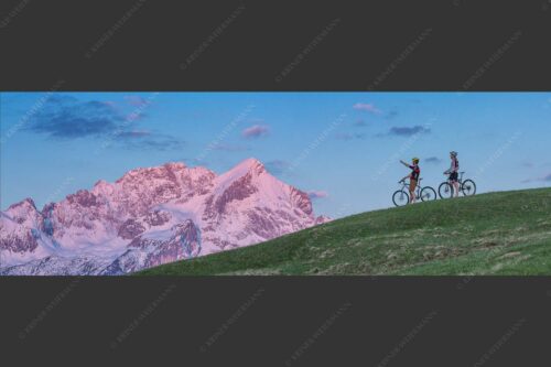 Morgentliche Stimmung am Eckbauer mit der noch verschneiten Alpspitze - Der frühe Vogel 3:1  -- Alpspitze im Morgenrot - mehr Infos bei www.Kriner-Weiermann.de