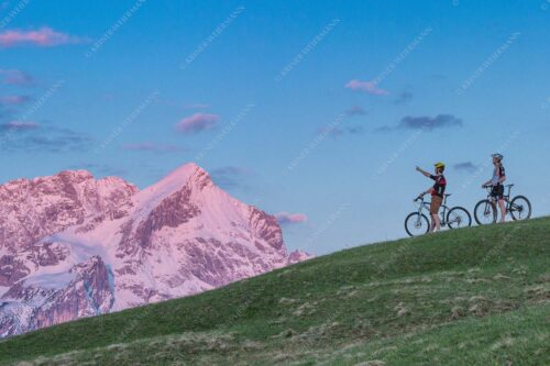 Morgentliche Stimmung am Eckbauer mit der noch verschneiten Alpspitze - Der frühe Vogel 3:2  -- Alpspitze im Morgenrot - mehr Infos bei www.Kriner-Weiermann.de