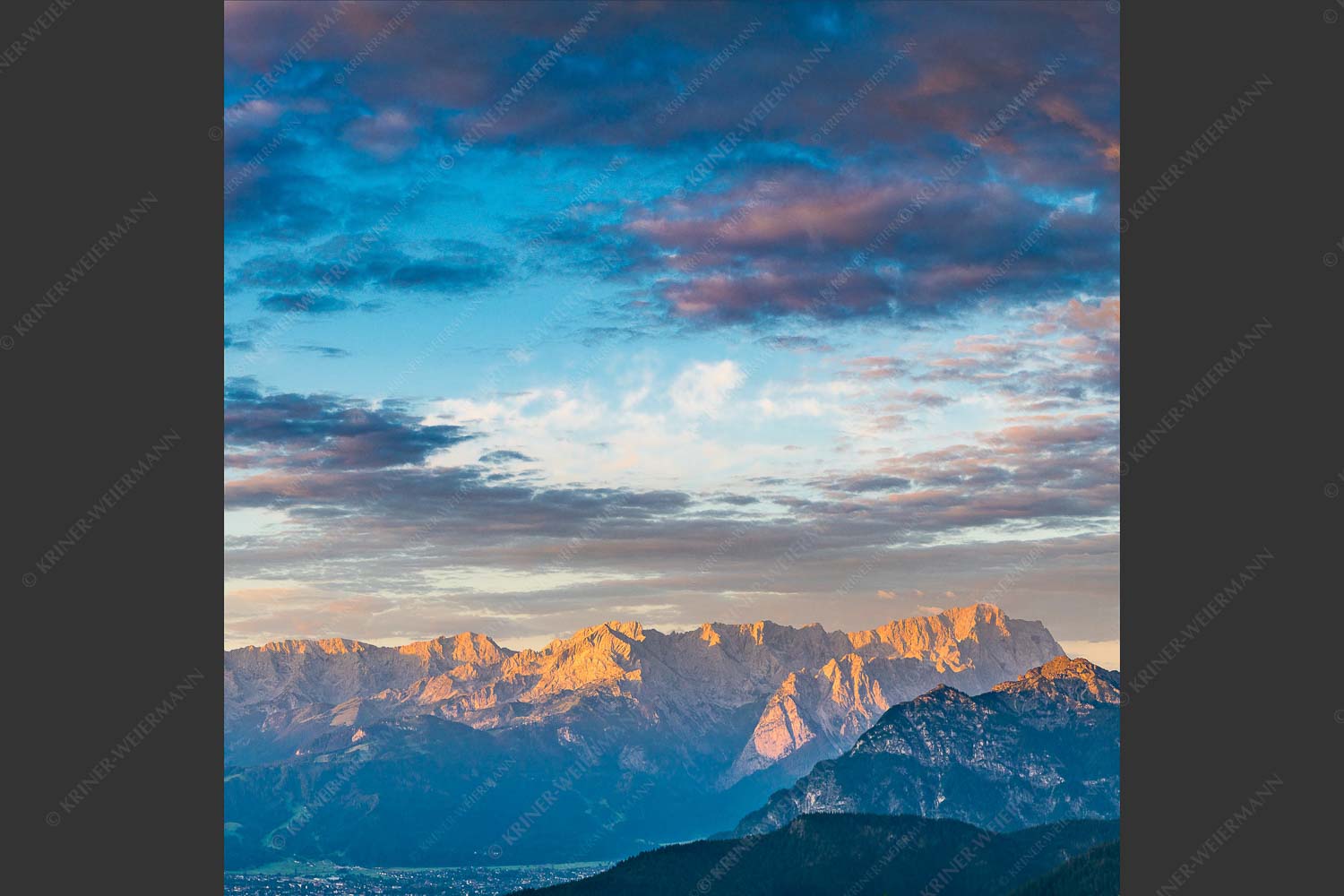 Blick über Garmisch-Partenkirchen und Kramer zum Zugspitzmassiv - Der Himmel tut sich auf 1:1  -- Garmisch-Partenkirchen mit Wetterstein - mehr Infos bei www.Kriner-Weiermann.de