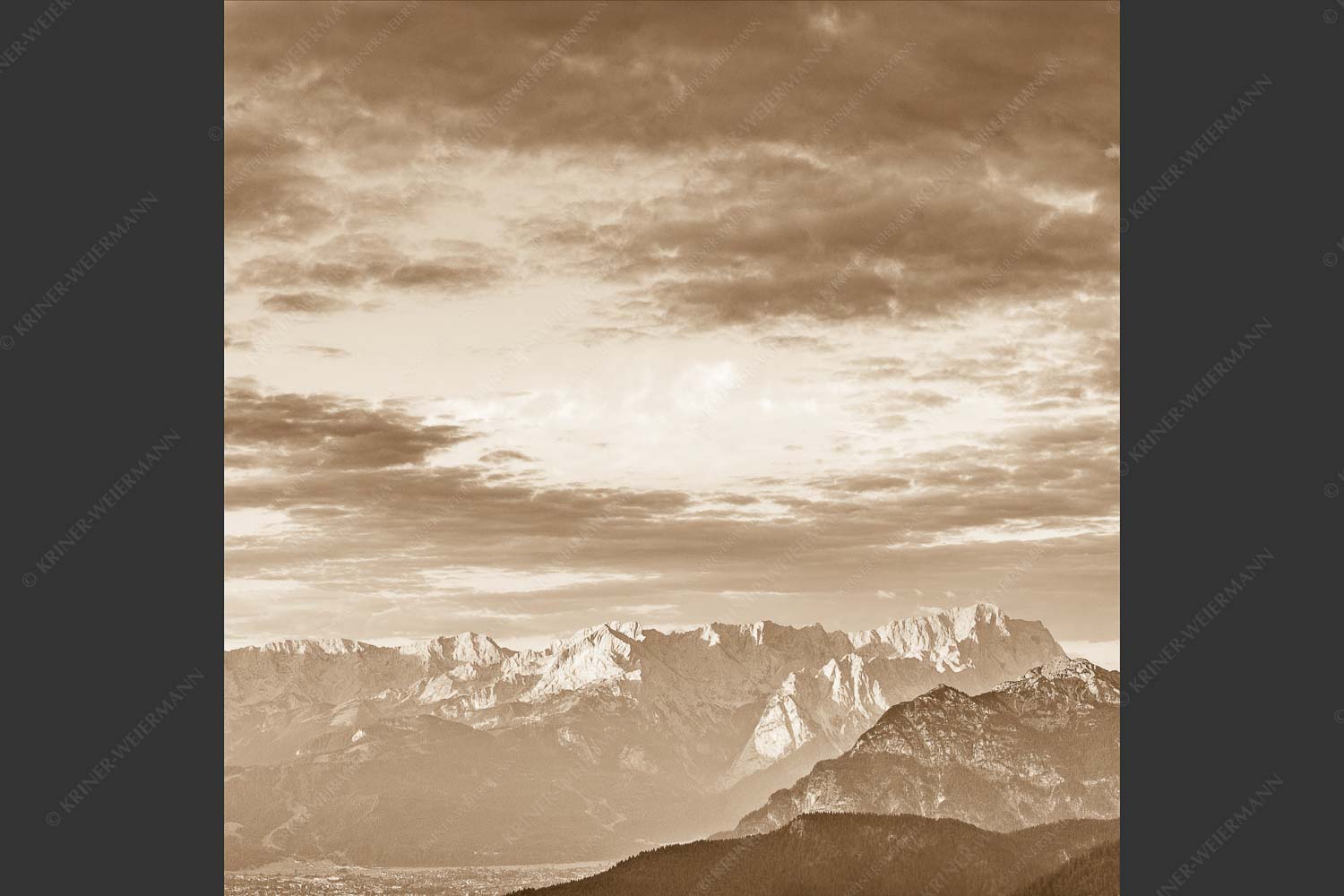 Blick über Garmisch-Partenkirchen und Kramer zum Zugspitzmassiv - Der Himmel tut sich auf 1:1 sepia -- Garmisch-Partenkirchen mit Wetterstein - mehr Infos bei www.Kriner-Weiermann.de