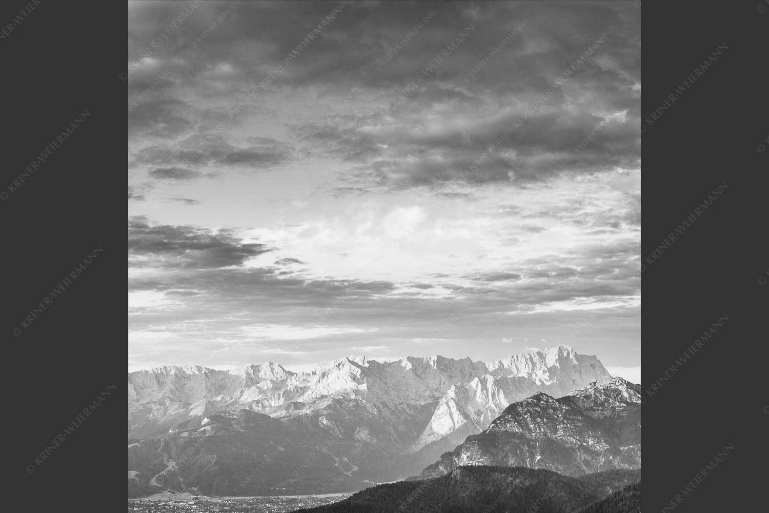 Blick über Garmisch-Partenkirchen und Kramer zum Zugspitzmassiv - Der Himmel tut sich auf 1:1 sw -- Garmisch-Partenkirchen mit Wetterstein - mehr Infos bei www.Kriner-Weiermann.de