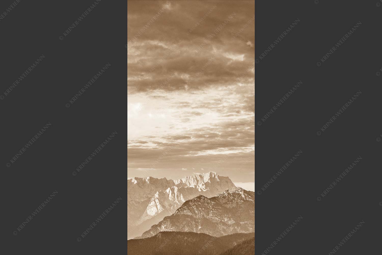 Blick über Garmisch-Partenkirchen und Kramer zum Zugspitzmassiv - Der Himmel tut sich auf 1:2 sepia -- Garmisch-Partenkirchen mit Wetterstein - mehr Infos bei www.Kriner-Weiermann.de