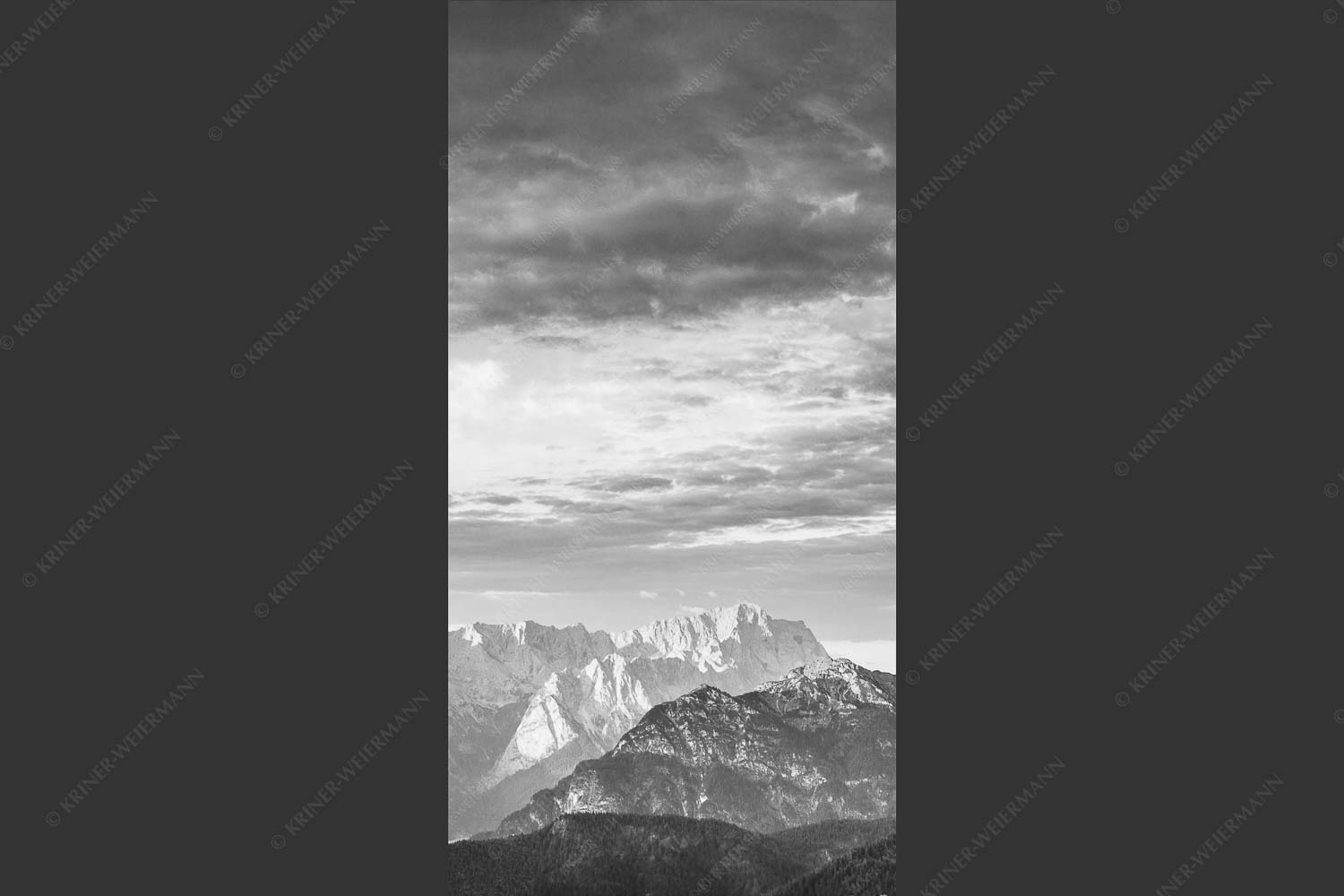 Blick über Garmisch-Partenkirchen und Kramer zum Zugspitzmassiv - Der Himmel tut sich auf 1:2 sw -- Garmisch-Partenkirchen mit Wetterstein - mehr Infos bei www.Kriner-Weiermann.de