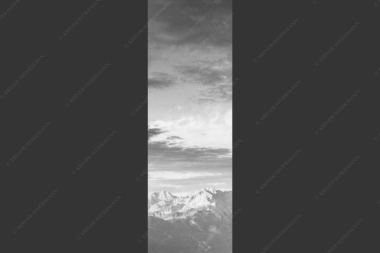 Blick über Garmisch-Partenkirchen und Kramer zum Zugspitzmassiv - Der Himmel tut sich auf 1:3 sw -- Garmisch-Partenkirchen mit Wetterstein - mehr Infos bei www.Kriner-Weiermann.de