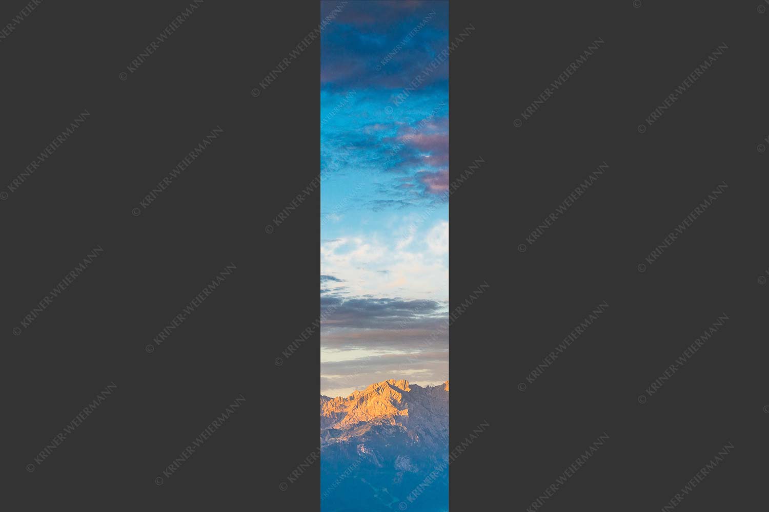 Blick über Garmisch-Partenkirchen und Kramer zum Zugspitzmassiv - Der Himmel tut sich auf 1:4  -- Garmisch-Partenkirchen mit Wetterstein - mehr Infos bei www.Kriner-Weiermann.de