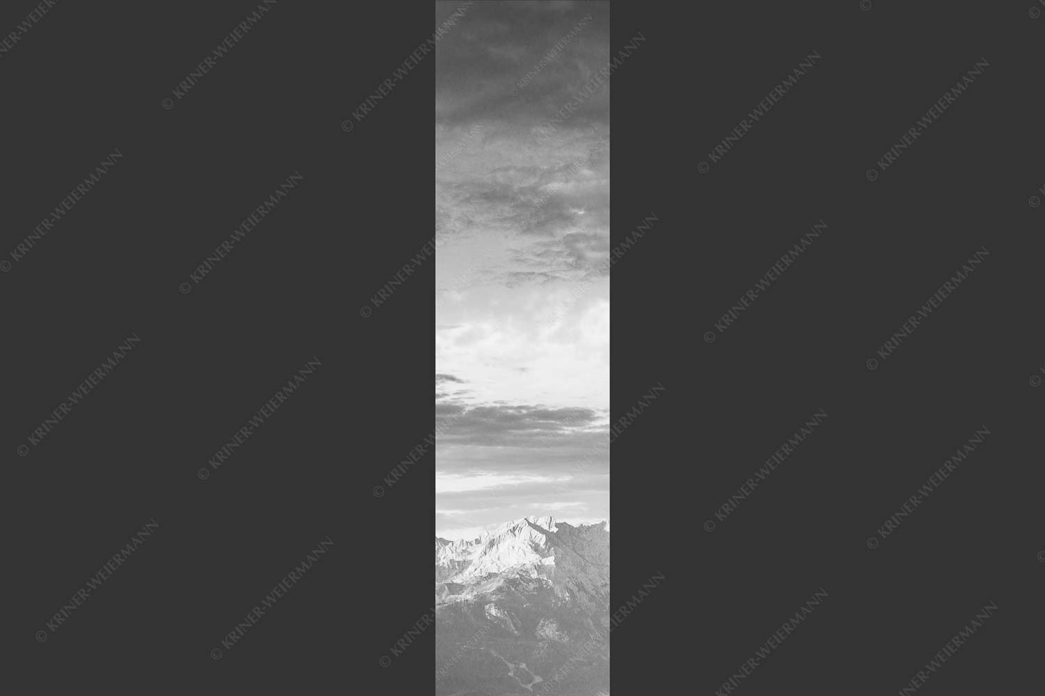 Blick über Garmisch-Partenkirchen und Kramer zum Zugspitzmassiv - Der Himmel tut sich auf 1:4 sw -- Garmisch-Partenkirchen mit Wetterstein - mehr Infos bei www.Kriner-Weiermann.de