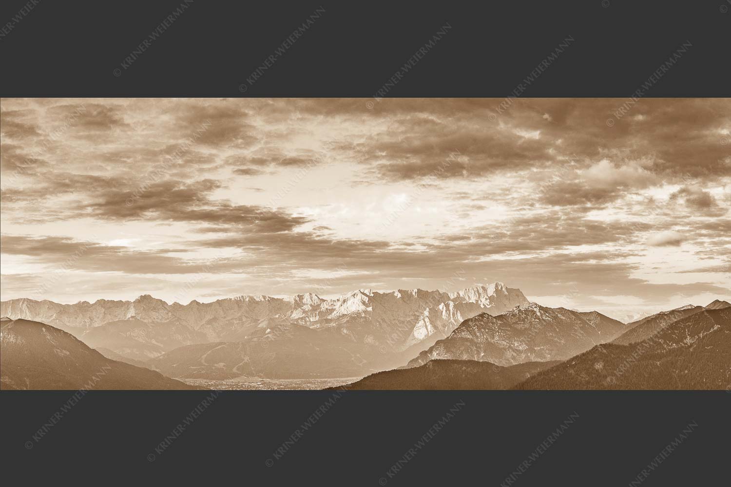Blick über Garmisch-Partenkirchen und Kramer zum Zugspitzmassiv - Der Himmel tut sich auf 2,5:1 sepia -- Garmisch-Partenkirchen mit Wetterstein - mehr Infos bei www.Kriner-Weiermann.de