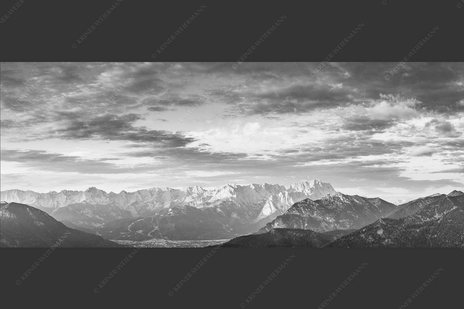 Blick über Garmisch-Partenkirchen und Kramer zum Zugspitzmassiv - Der Himmel tut sich auf 2,5:1 sw -- Garmisch-Partenkirchen mit Wetterstein - mehr Infos bei www.Kriner-Weiermann.de