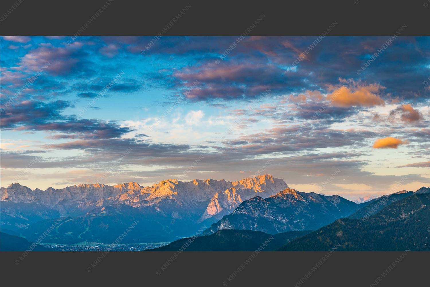 Blick über Garmisch-Partenkirchen und Kramer zum Zugspitzmassiv - Der Himmel tut sich auf 2:1  -- Garmisch-Partenkirchen mit Wetterstein - mehr Infos bei www.Kriner-Weiermann.de
