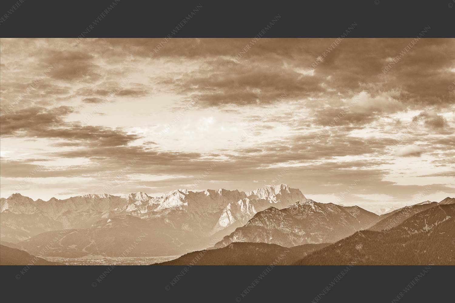 Blick über Garmisch-Partenkirchen und Kramer zum Zugspitzmassiv - Der Himmel tut sich auf 2:1 sepia -- Garmisch-Partenkirchen mit Wetterstein - mehr Infos bei www.Kriner-Weiermann.de
